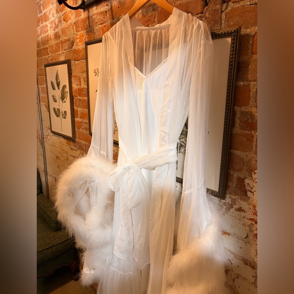 Luxurious White Feather Trim Robe - Picture 4 of 6